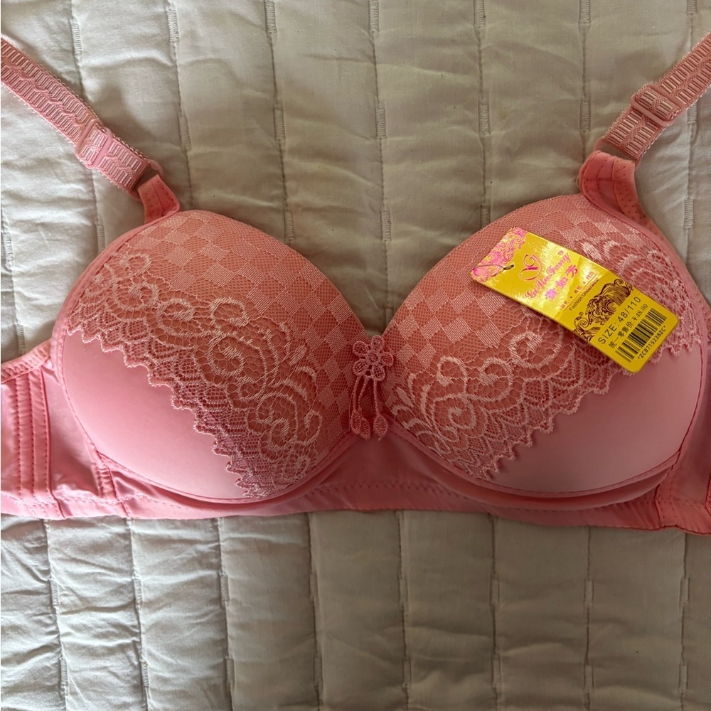 NWT woman’s Elegant Pink Lace Bra size 48/100